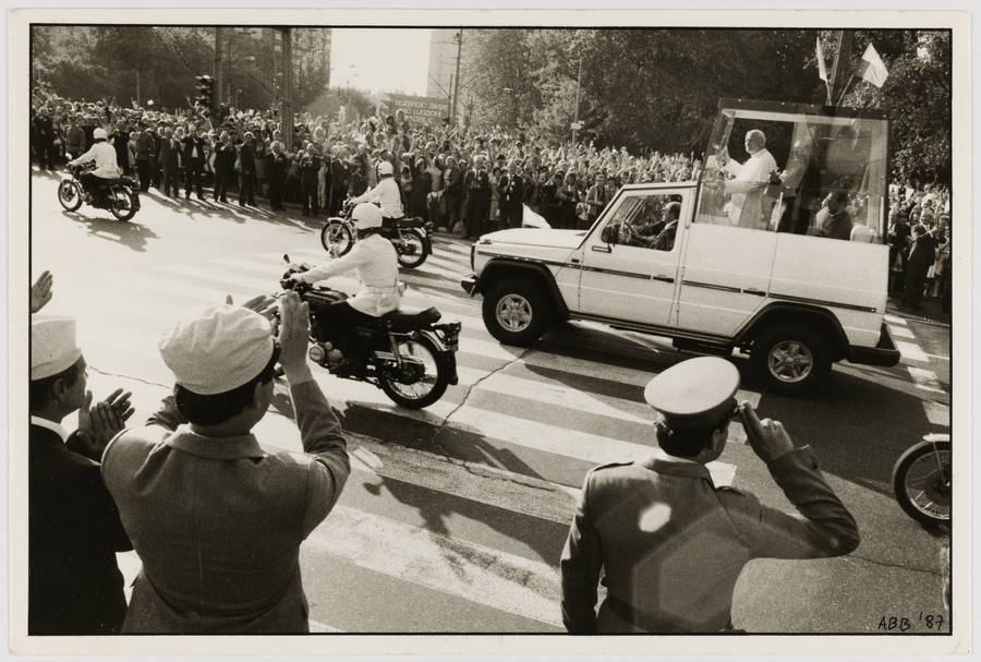 Karta pocztowa autorstwa Anny Beaty Bohdziewicz z wykorzystaniem zdjęcia z wizyty Jana Pawła II w Polsce