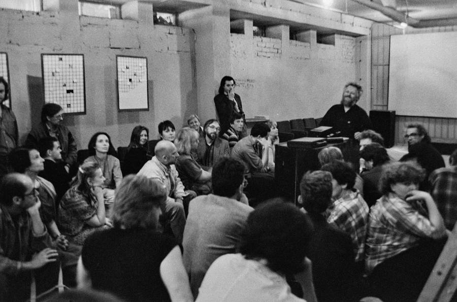 Wystawa &bdquo;Lochy Manhattanu, czyli sztuka innych medi&oacute;w&rdquo;, garaże, Ł&oacute;dź, 1989