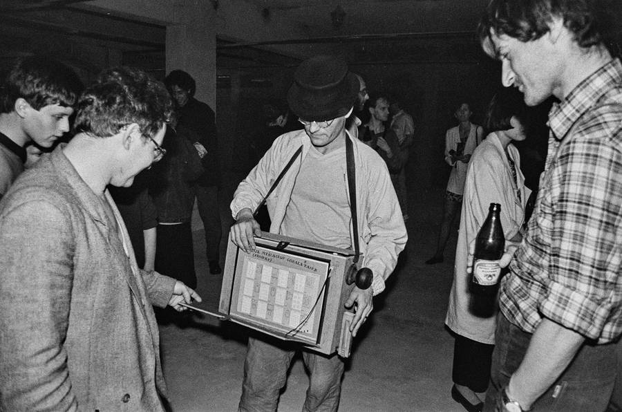 Wystawa &bdquo;Lochy Manhattanu, czyli sztuka innych medi&oacute;w&rdquo;, garaże, Ł&oacute;dź, 1989