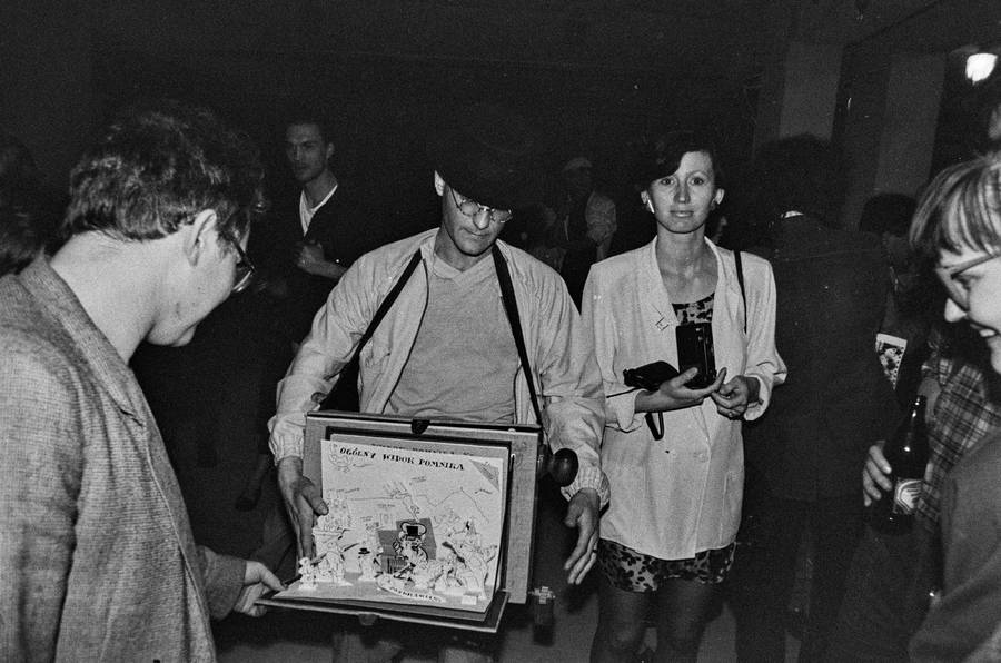 Wystawa &bdquo;Lochy Manhattanu, czyli sztuka innych medi&oacute;w&rdquo;, garaże, Ł&oacute;dź, 1989