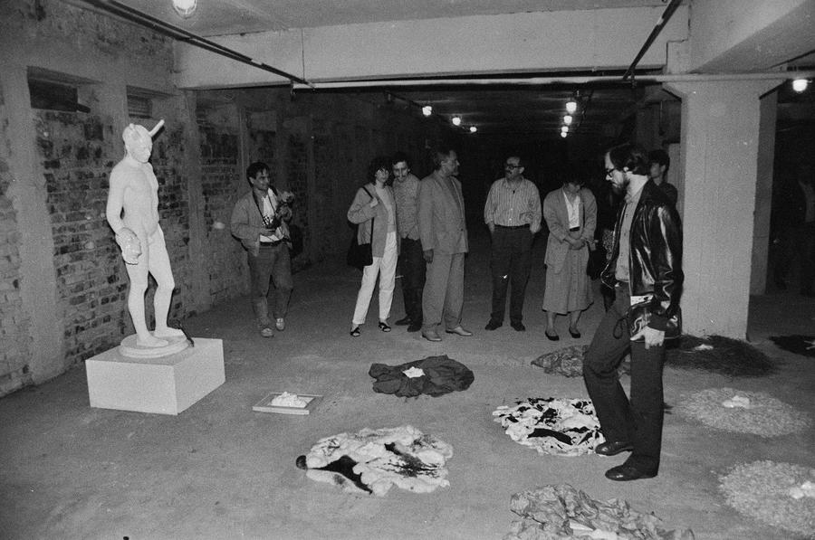 Wystawa &bdquo;Lochy Manhattanu, czyli sztuka innych medi&oacute;w&rdquo;, garaże, Ł&oacute;dź, 1989