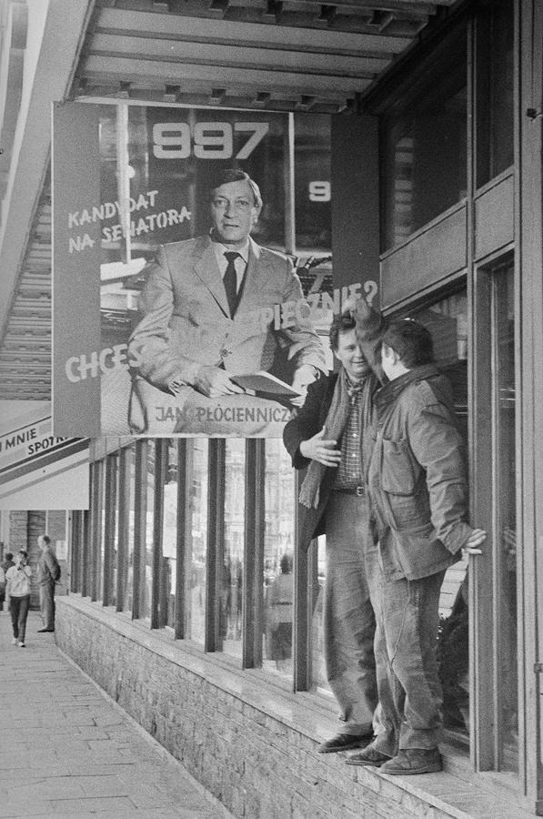 Wystawa &bdquo;Lochy Manhattanu, czyli sztuka innych medi&oacute;w&rdquo;, garaże, Ł&oacute;dź, 1989