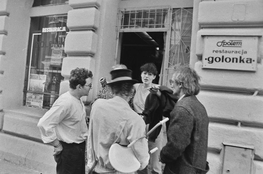 Wystawa &bdquo;Lochy Manhattanu, czyli sztuka innych medi&oacute;w&rdquo;, garaże, Ł&oacute;dź, 1989
