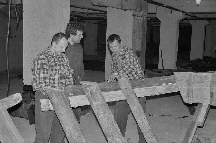 Wystawa &bdquo;Lochy Manhattanu, czyli sztuka innych medi&oacute;w&rdquo;, garaże, Ł&oacute;dź, 1989