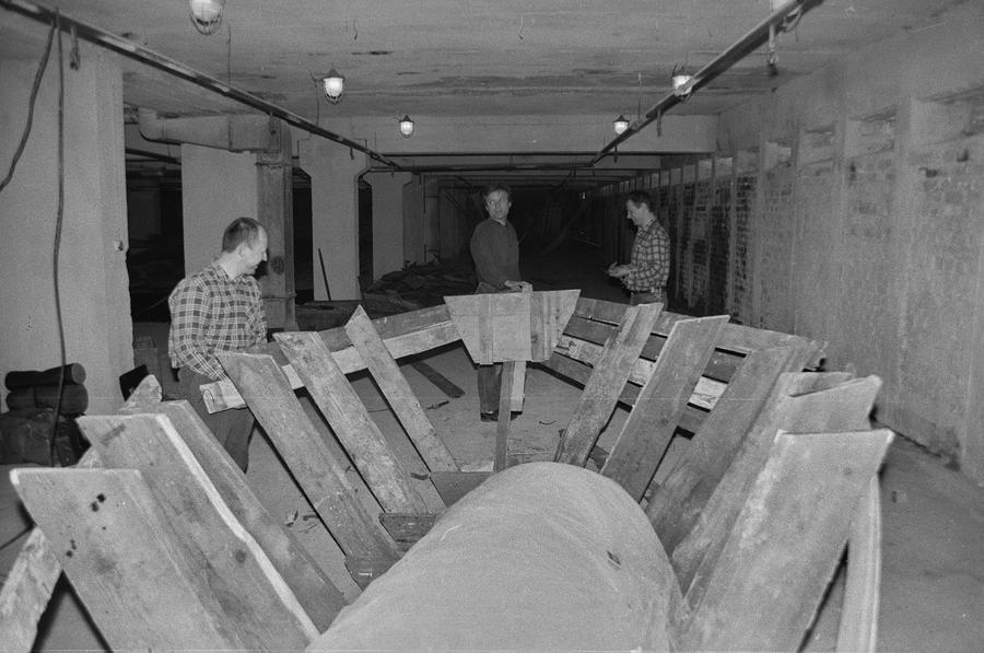 Wystawa &bdquo;Lochy Manhattanu, czyli sztuka innych medi&oacute;w&rdquo;, garaże, Ł&oacute;dź, 1989