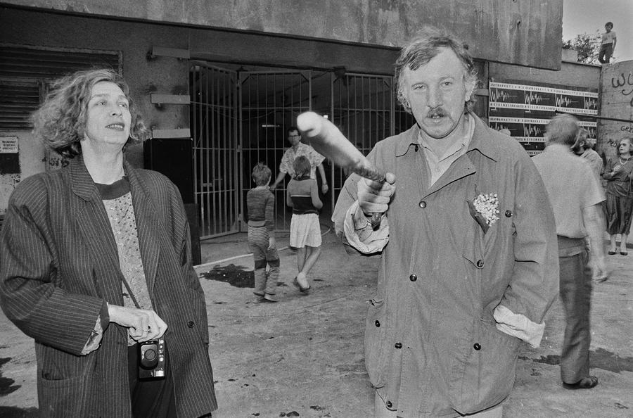 Wystawa &bdquo;Lochy Manhattanu, czyli sztuka innych medi&oacute;w&rdquo;, garaże, Ł&oacute;dź, 1989