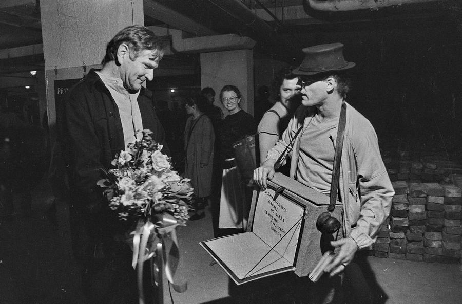 Wystawa &bdquo;Lochy Manhattanu, czyli sztuka innych medi&oacute;w&rdquo;, garaże, Ł&oacute;dź, 1989