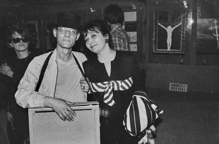 Wystawa &bdquo;Lochy Manhattanu, czyli sztuka innych medi&oacute;w&rdquo;, garaże, Ł&oacute;dź, 1989