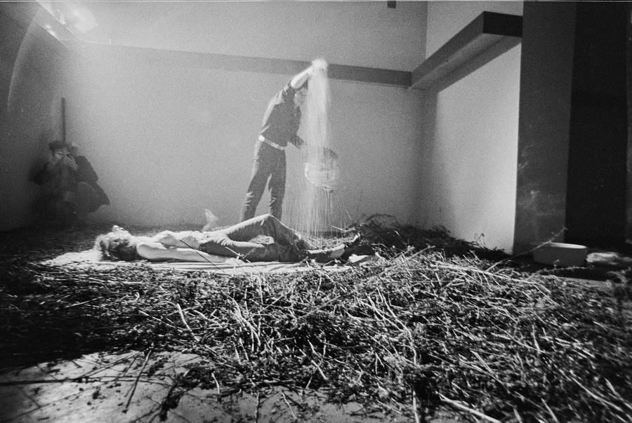 Krzysztof Zarębski, performans &bdquo;Kwiaty&rdquo;, Liga Kobiet, Warszawa, 1971