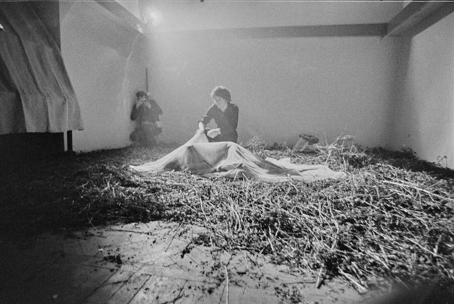 Krzysztof Zarębski, performans &bdquo;Kwiaty&rdquo;, Liga Kobiet, Warszawa, 1971