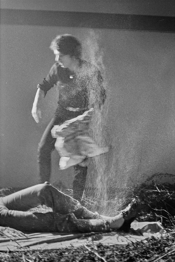 Krzysztof Zarębski, performans &bdquo;Kwiaty&rdquo;, Liga Kobiet, Warszawa, 1971