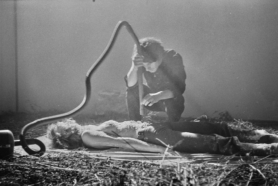 Krzysztof Zarębski, performans &bdquo;Kwiaty&rdquo;, Liga Kobiet, Warszawa, 1971