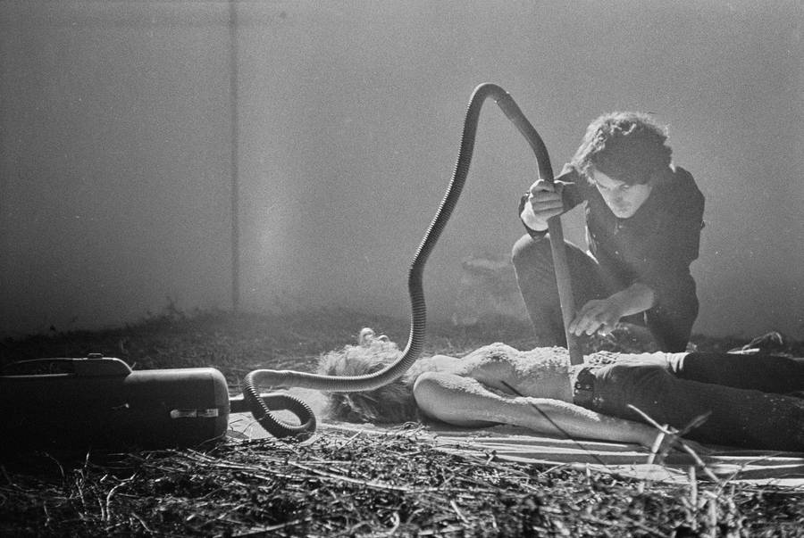 Krzysztof Zarębski, performans &bdquo;Kwiaty&rdquo;, Liga Kobiet, Warszawa, 1971