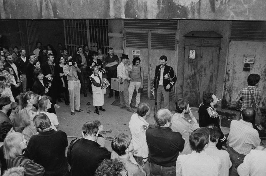 Wystawa &bdquo;Lochy Manhattanu, czyli sztuka innych medi&oacute;w&rdquo;, garaże, Ł&oacute;dź, 1989