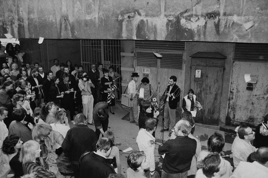 Wystawa &bdquo;Lochy Manhattanu, czyli sztuka innych medi&oacute;w&rdquo;, garaże, Ł&oacute;dź, 1989