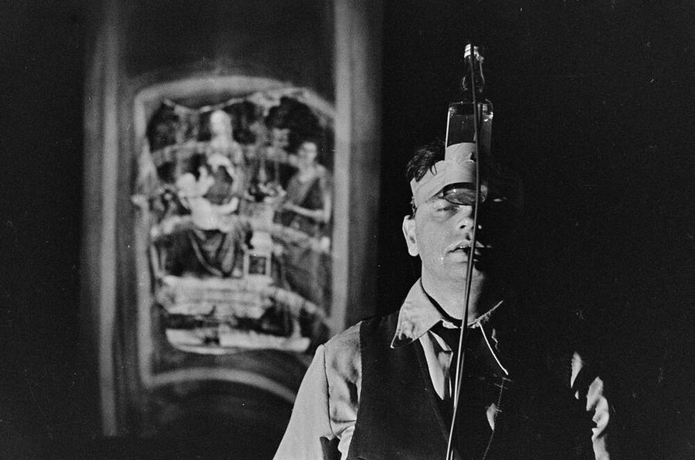 Władysław Kaźmierczak, performance, Stodoła Gallery, Warsaw, 1986
