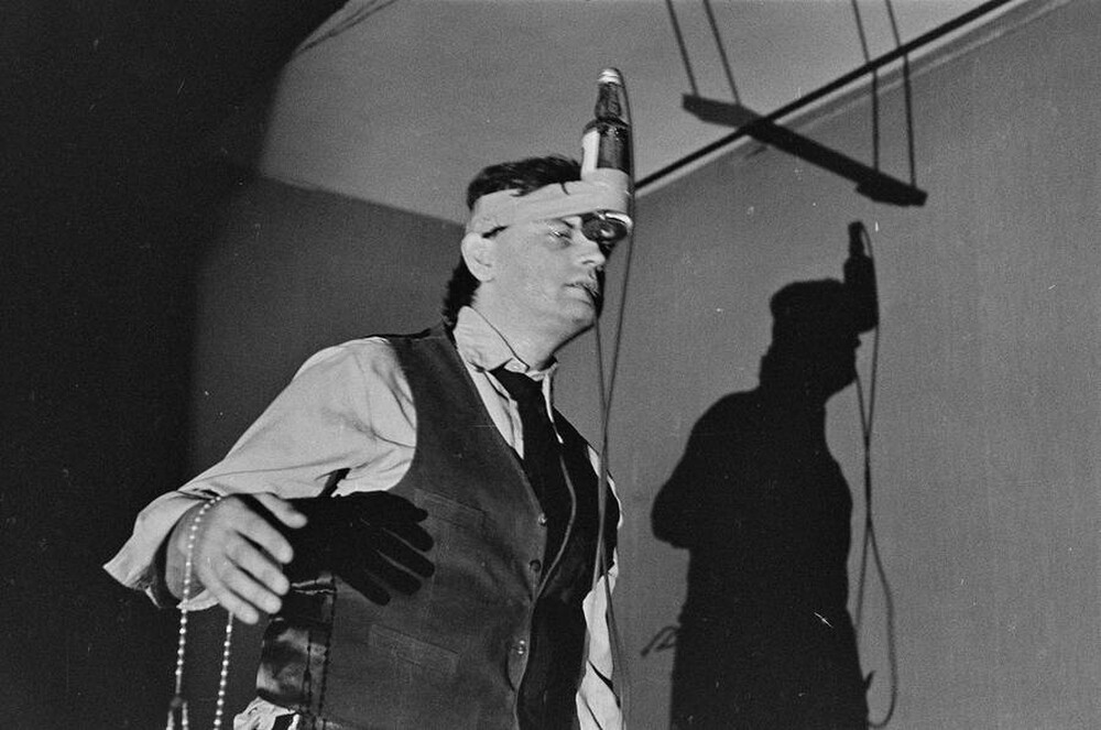 Władysław Kaźmierczak, performance, Stodoła Gallery, Warsaw, 1986