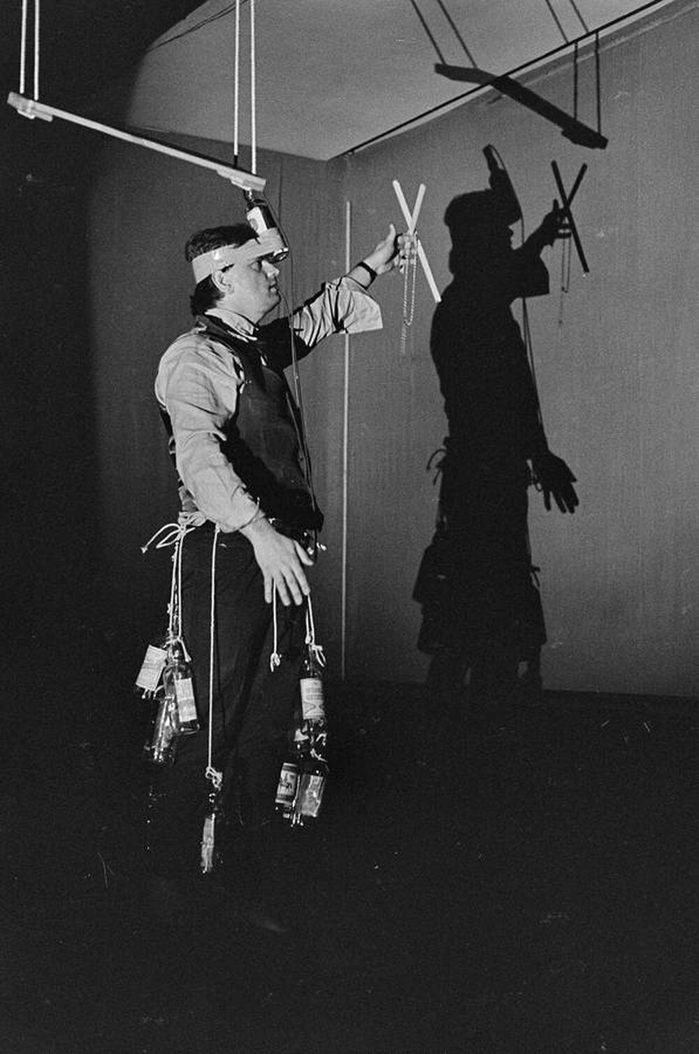 Władysław Kaźmierczak, performance, Stodoła Gallery, Warsaw, 1986