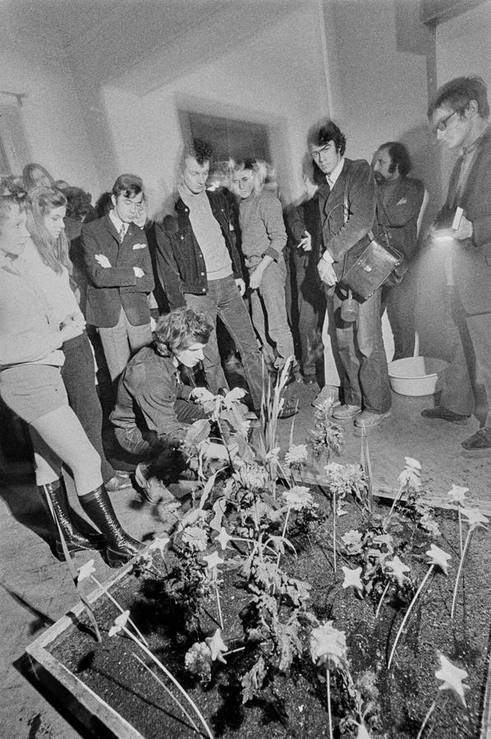 Krzysztof Zarębski, performans &bdquo;Kwiaty&rdquo;, Liga Kobiet, Warszawa, 1971