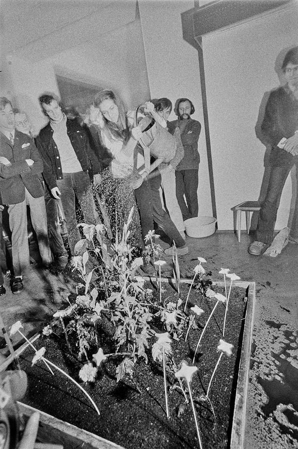 Krzysztof Zarębski, performans &bdquo;Kwiaty&rdquo;, Liga Kobiet, Warszawa, 1971