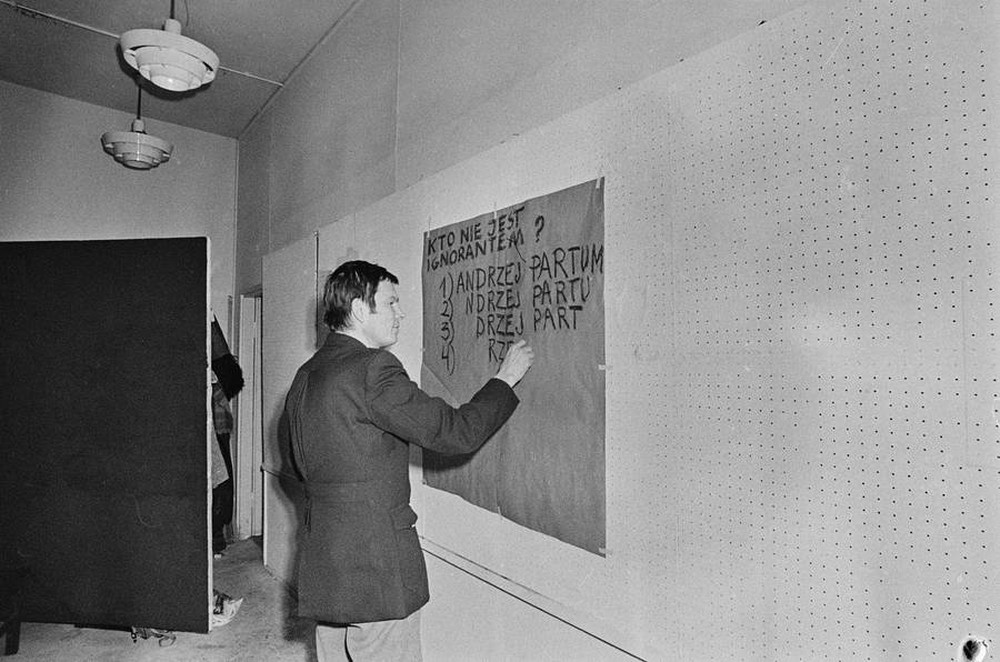 Andrzej Partum, "List of Culture and Art Ignoramuses", Repassage Gallery, Warsaw 1973