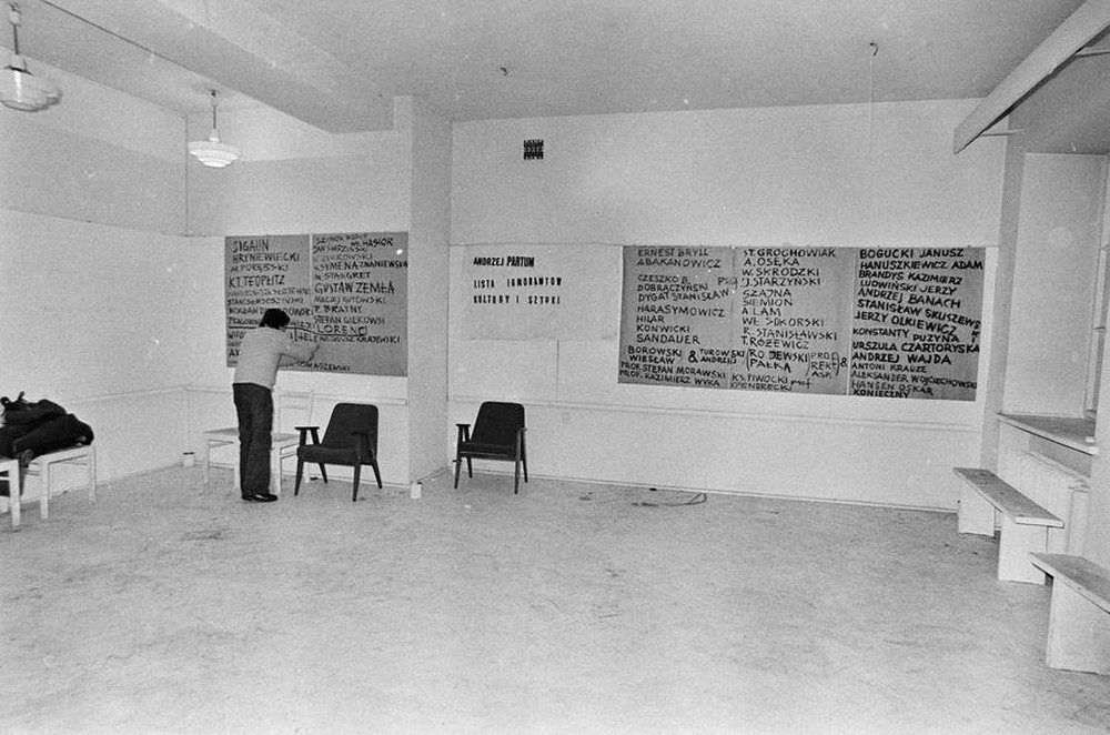 Andrzej Partum, "List of Culture and Art Ignoramuses", Repassage Gallery, Warsaw 1973