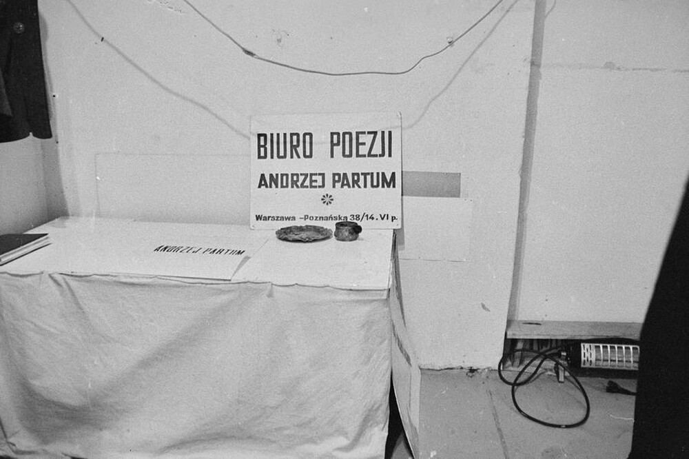 "Live Gallery", Andrzej Partum, Poetry Office (Poznańska Street), Warsaw, 1974