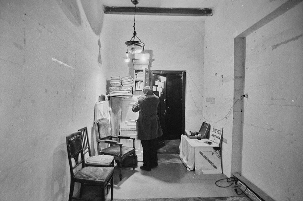 "Live Gallery", Andrzej Partum, Poetry Office (Poznańska Street), Warsaw, 1974