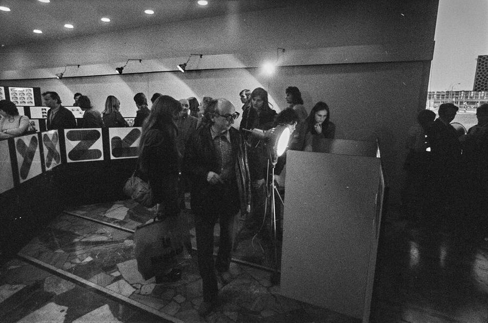 Natalia LL, &bdquo;Sztuka konsumpcyjna&rdquo;, wystawa i projekcja film&oacute;w, Galeria Wsp&oacute;łczesna, Warszawa 1975