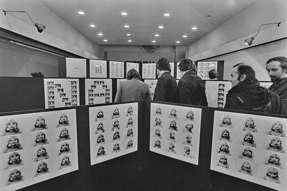 Natalia LL, &bdquo;Sztuka konsumpcyjna&rdquo;, wystawa i projekcja film&oacute;w, Galeria Wsp&oacute;łczesna, Warszawa 1975