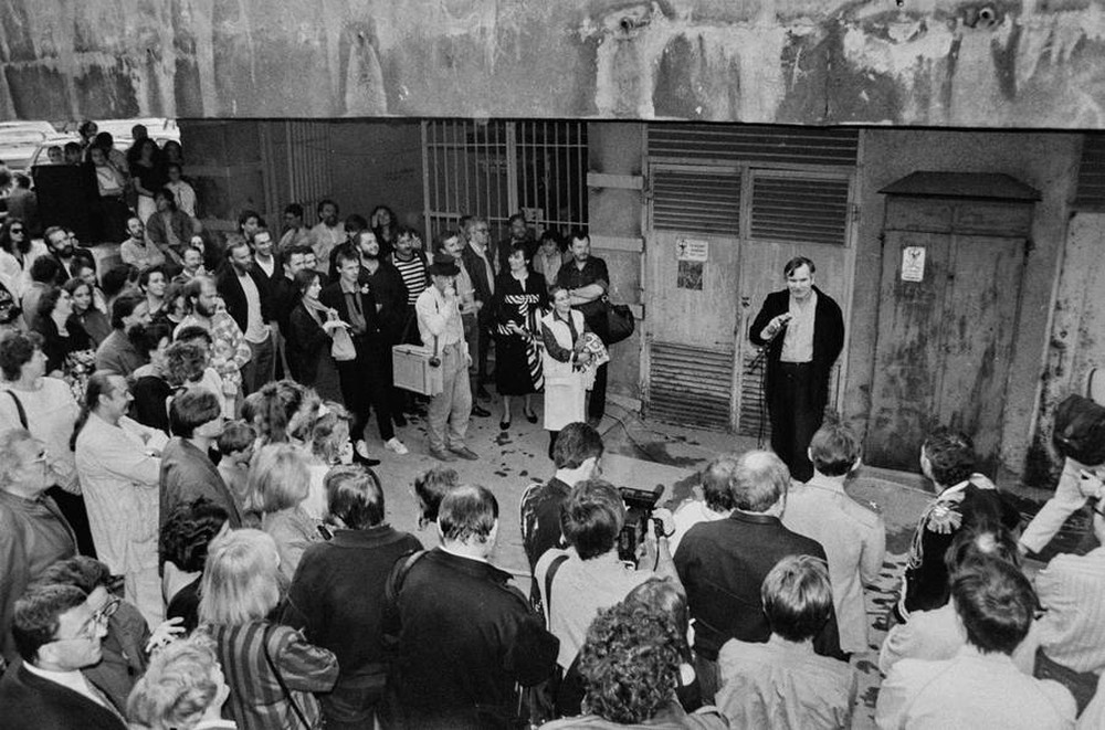 Wystawa &bdquo;Lochy Manhattanu, czyli sztuka innych medi&oacute;w&rdquo;, garaże, Ł&oacute;dź, 1989