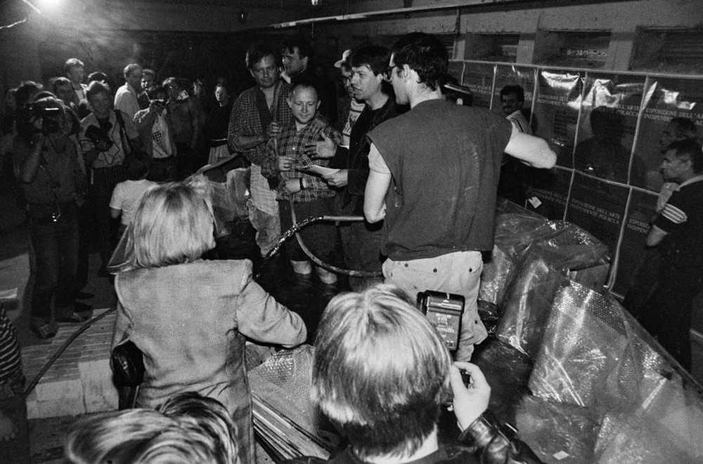 Manhattan Dungeons, or the Art of Other Media exhibition, garages, Ł&oacute;dź, 1989