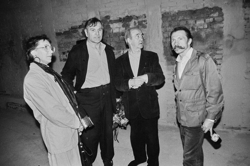 Wystawa &bdquo;Lochy Manhattanu, czyli sztuka innych medi&oacute;w&rdquo;, garaże, Ł&oacute;dź, 1989