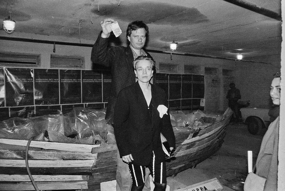 Wystawa &bdquo;Lochy Manhattanu, czyli sztuka innych medi&oacute;w&rdquo;, garaże, Ł&oacute;dź, 1989