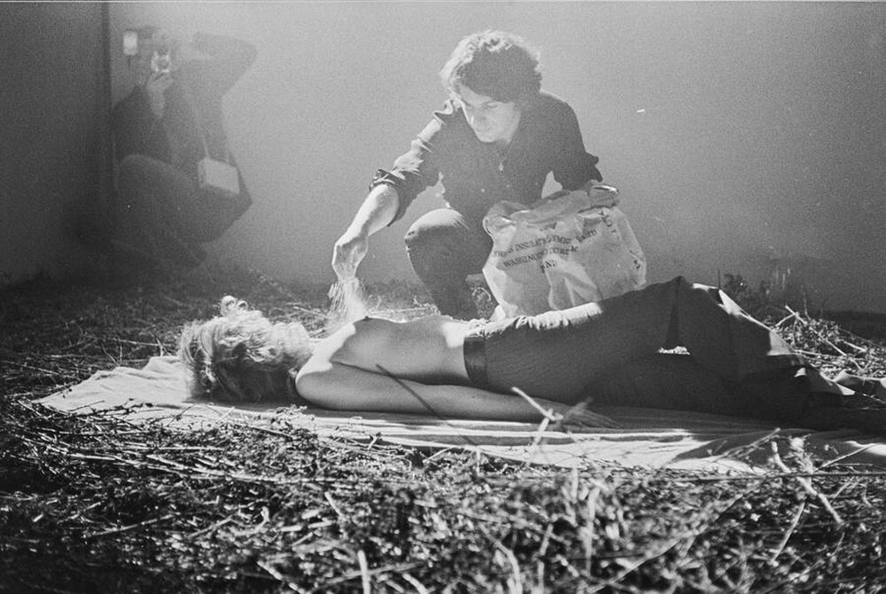 Krzysztof Zarębski, performans &bdquo;Kwiaty&rdquo;, Liga Kobiet, Warszawa, 1971