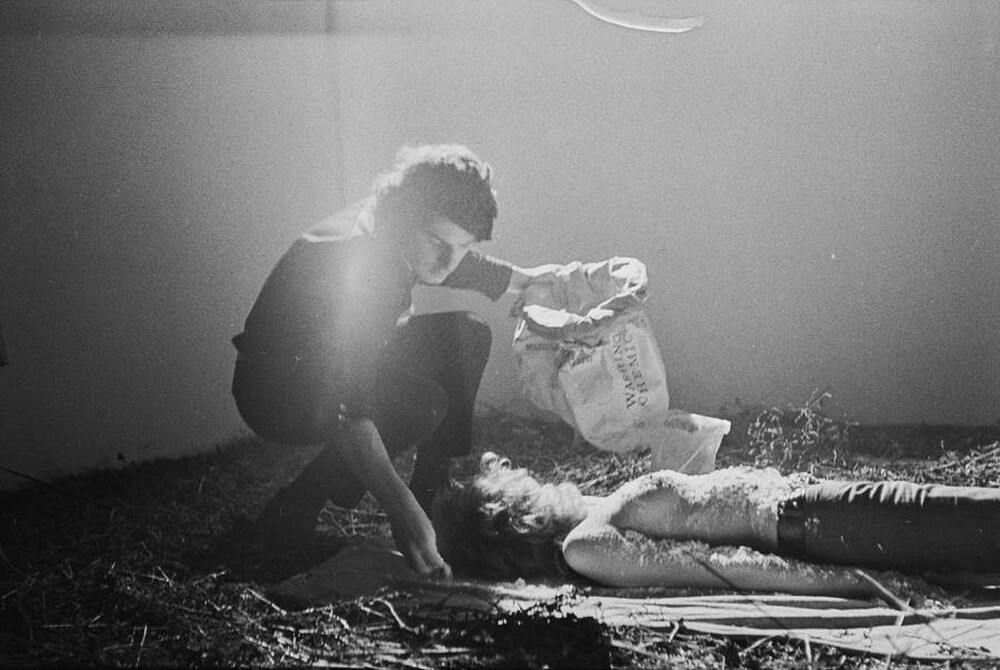 Krzysztof Zarębski, performans &bdquo;Kwiaty&rdquo;, Liga Kobiet, Warszawa, 1971
