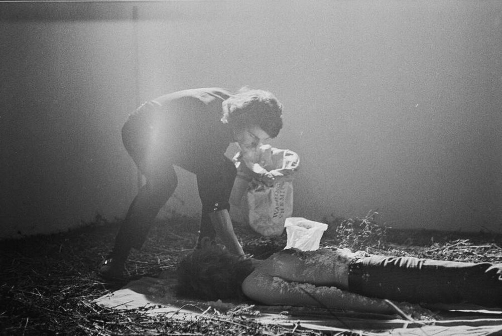 Krzysztof Zarębski, performans &bdquo;Kwiaty&rdquo;, Liga Kobiet, Warszawa, 1971