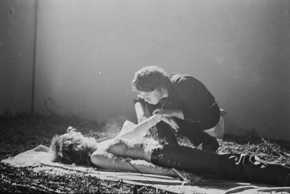 Krzysztof Zarębski, performans &bdquo;Kwiaty&rdquo;, Liga Kobiet, Warszawa, 1971