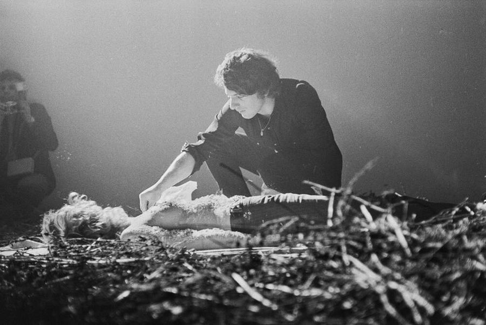 Krzysztof Zarębski, performans &bdquo;Kwiaty&rdquo;, Liga Kobiet, Warszawa, 1971