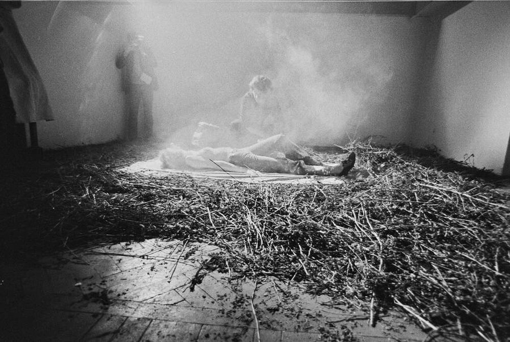 Krzysztof Zarębski, performans &bdquo;Kwiaty&rdquo;, Liga Kobiet, Warszawa, 1971
