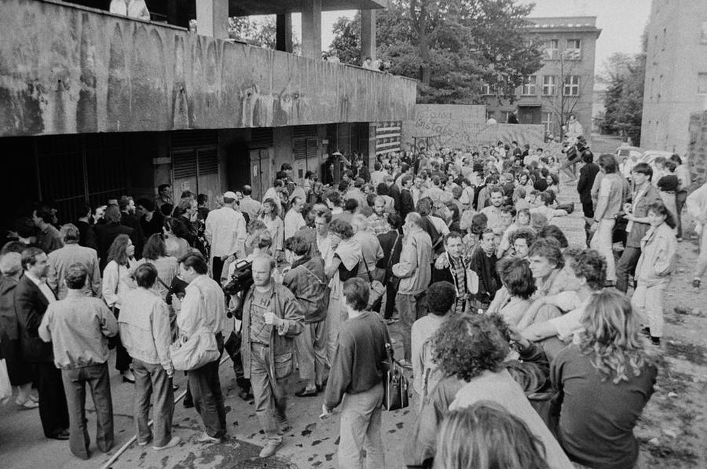 Manhattan Dungeons, or the Art of Other Media exhibition, garages, Ł&oacute;dź, 1989