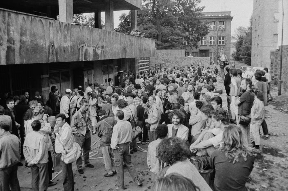 Manhattan Dungeons, or the Art of Other Media exhibition, garages, Ł&oacute;dź, 1989