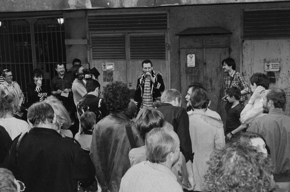 Manhattan Dungeons, or the Art of Other Media exhibition, garages, Ł&oacute;dź, 1989