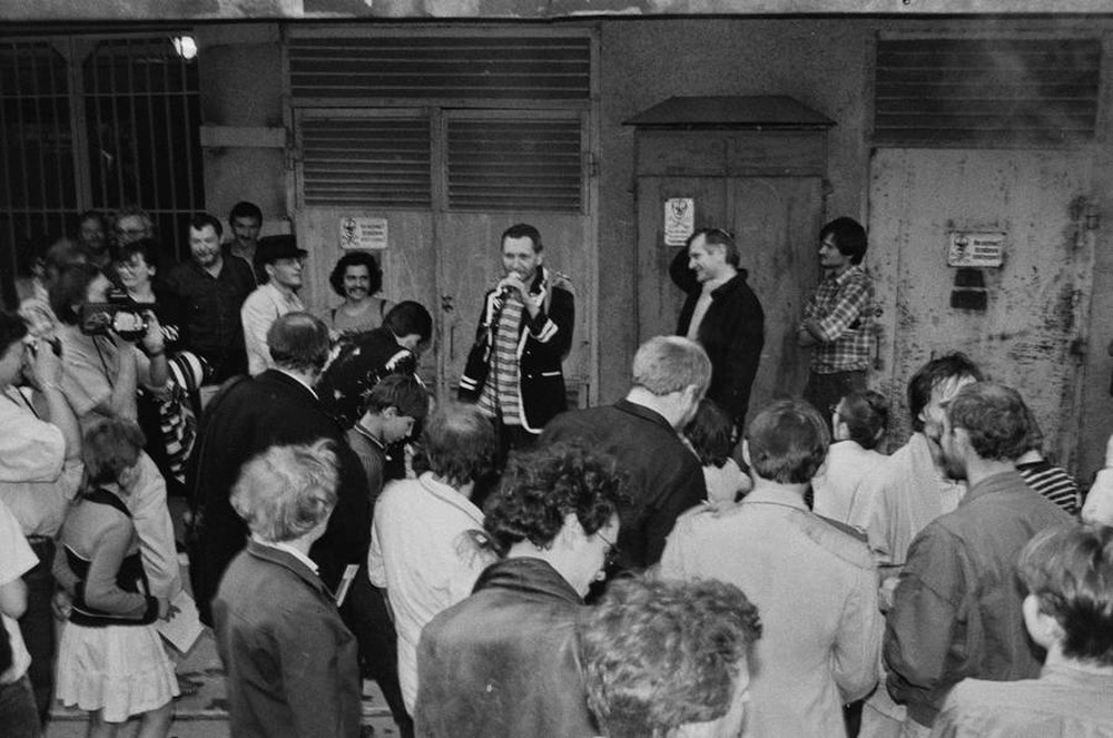 Manhattan Dungeons, or the Art of Other Media exhibition, garages, Ł&oacute;dź, 1989