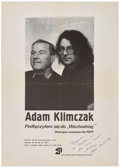 Plakat wydarzenia &bdquo;Podłączyłem się do Wschodniej - podw&oacute;jna instalacja dla PAPY&rdquo; Adama Klimczaka