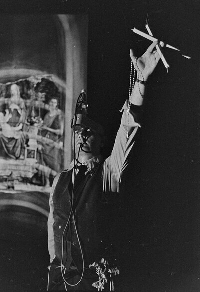 Władysław Kaźmierczak, performance, Stodoła Gallery, Warsaw, 1986