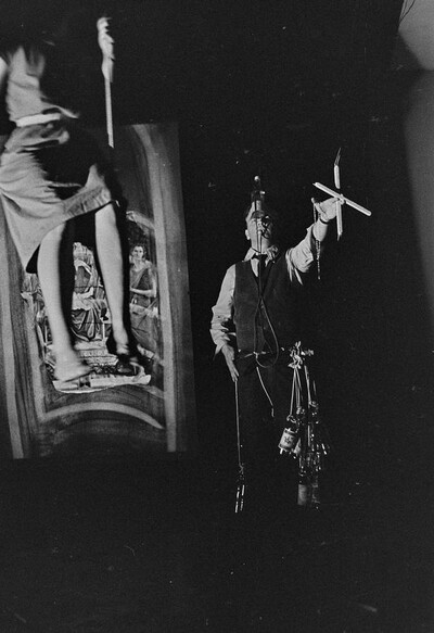 Władysław Kaźmierczak, performance, Stodoła Gallery, Warsaw, 1986