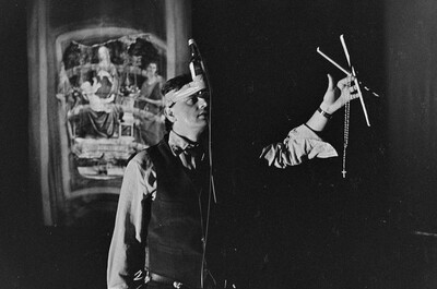 Władysław Kaźmierczak, performance, Stodoła Gallery, Warsaw, 1986